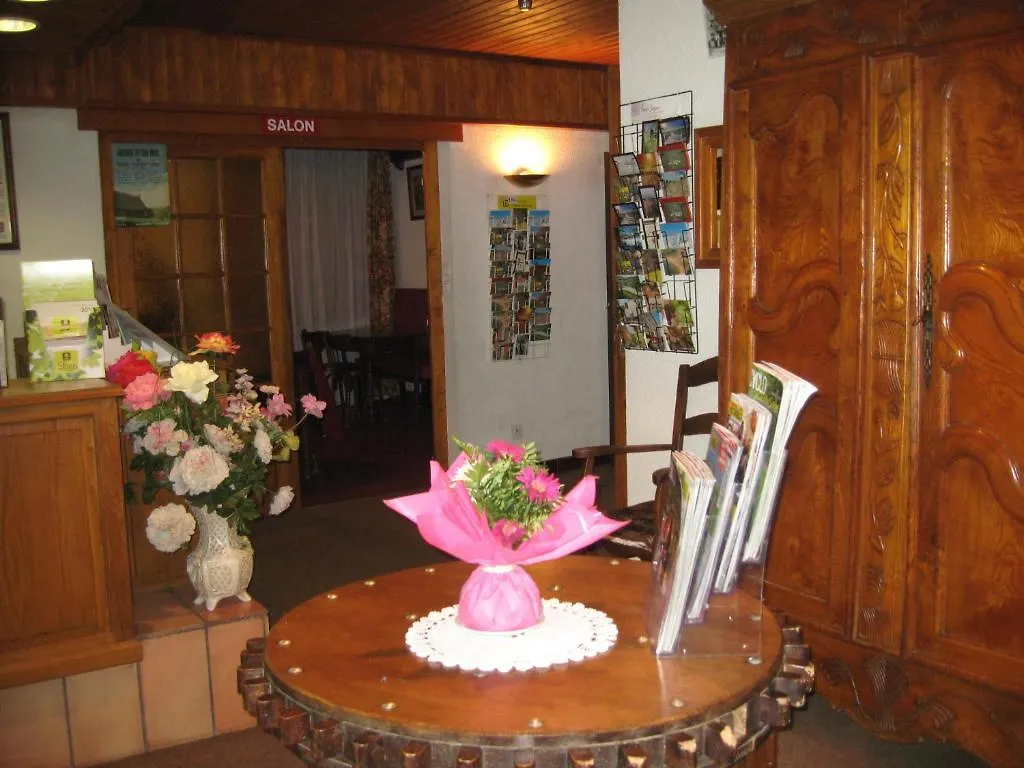 Hôtel des Voyageurs Saint-Anthème Hotel